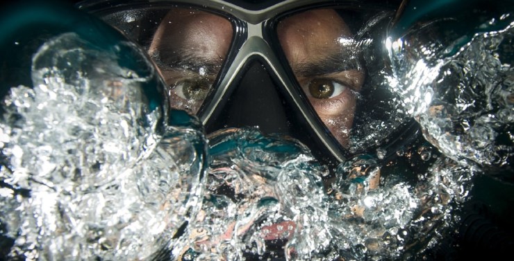 Diver w/mask blowing bubbles